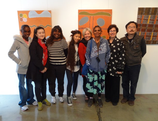 Ye Funa, Zhu Yu and Li Gang meet artists from Warringarri Arts (Kununurra) at Di Mossenson's Gallery in Perth