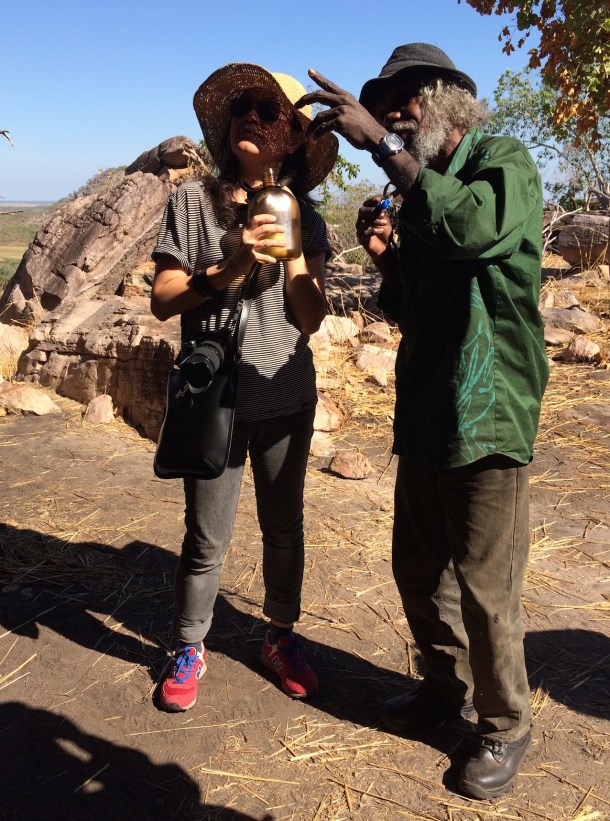 Local Ganbalanya man 'Tommy' explaining the rock art at Injaluk Hill to Fan Lin